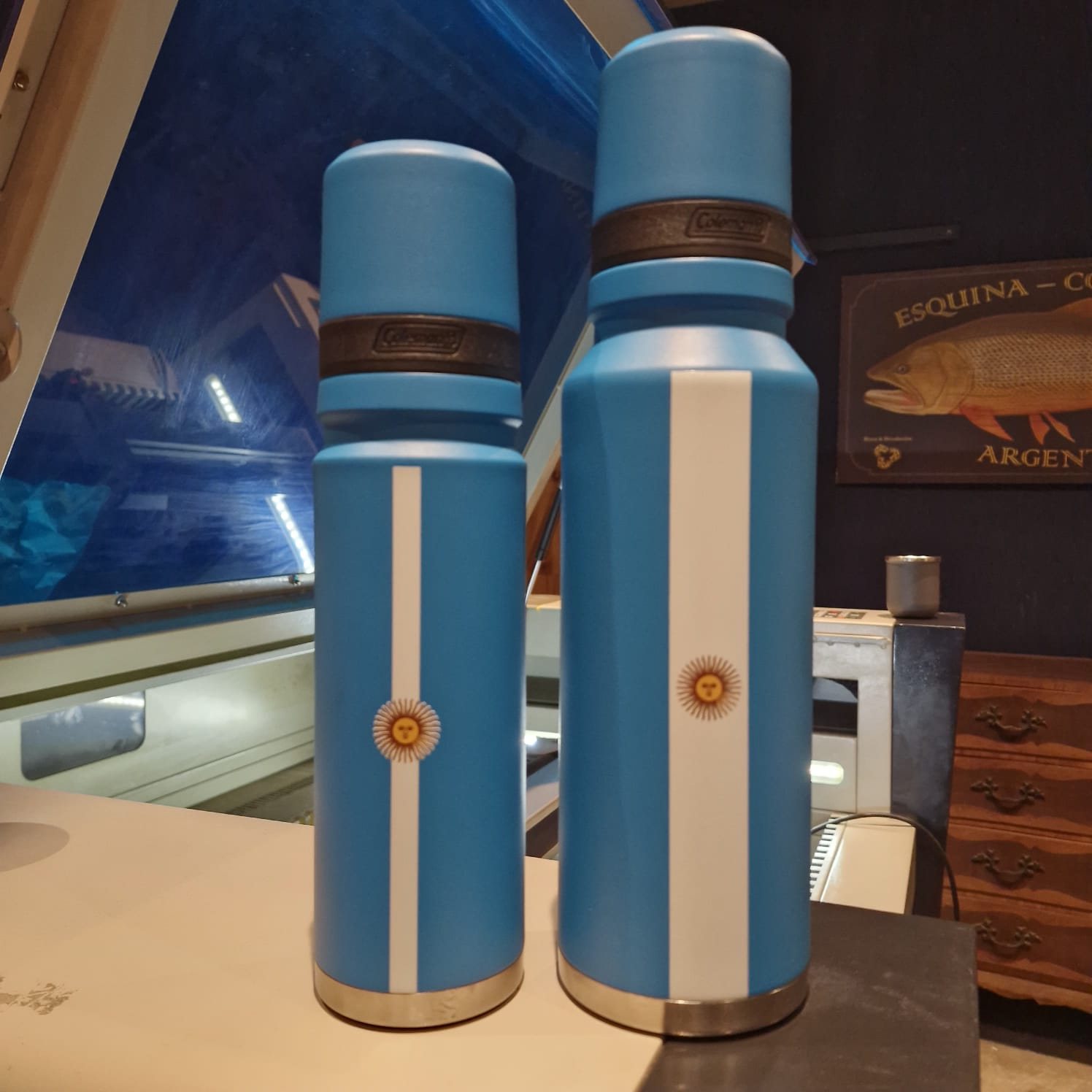 Termos con bandera argentina